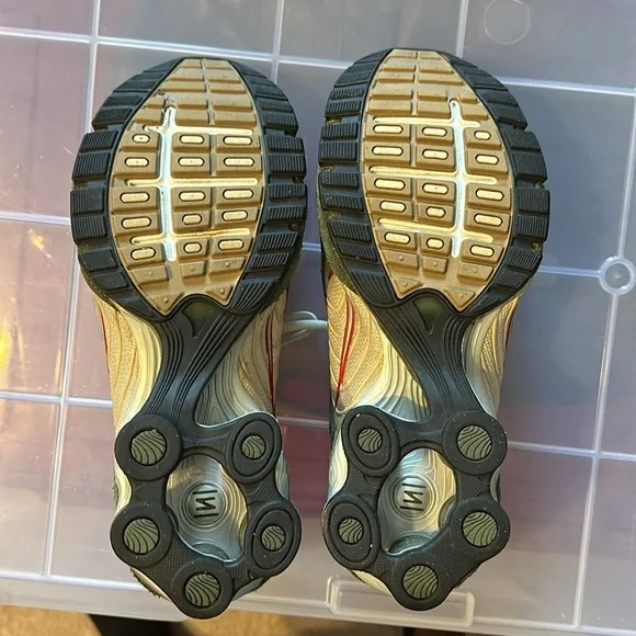 NIKE SHOX GENTLY USED! Size 8.5M. Colors olive green. - Picture 6 of 8